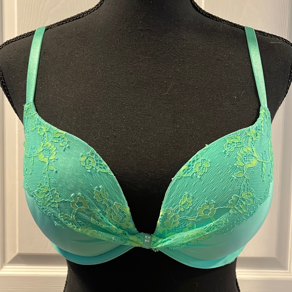 NWT Victoria's Secret Padded Underwire Bra in Green w/lace & rhinestones Sz 34D